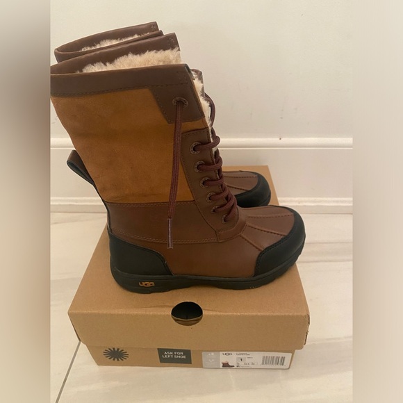 Almost new! Kids, UGG, boot size one youth unisex butte - Picture 3 of 8